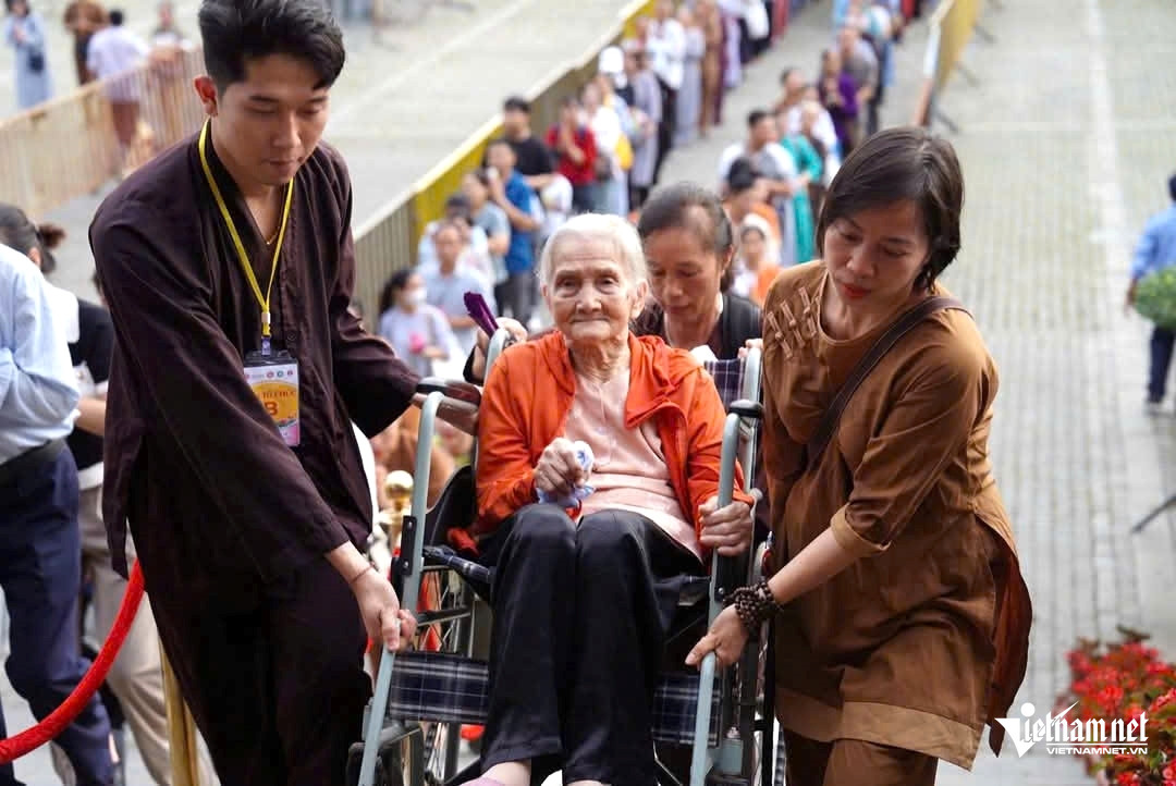 W-a8Chiêm ngưỡng xá lợi Đức Phật.jpg