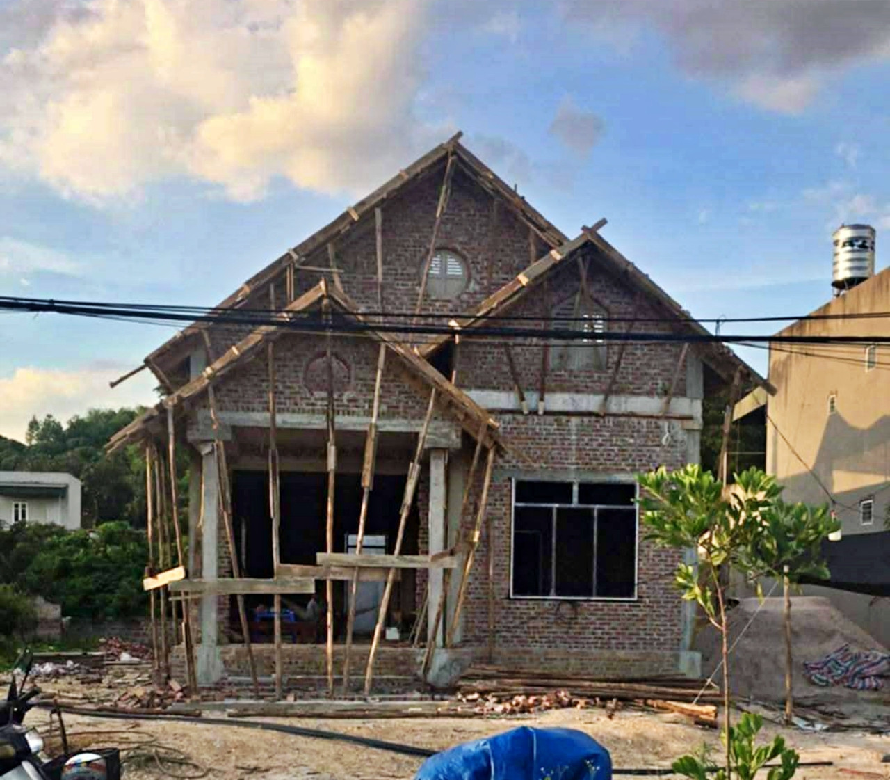 Sang Nhật Bản kiếm tiền trả nợ xây nhà, 9X Hải Dương sụt 10kg vì nhớ con 2 xay-nha-3.jpg