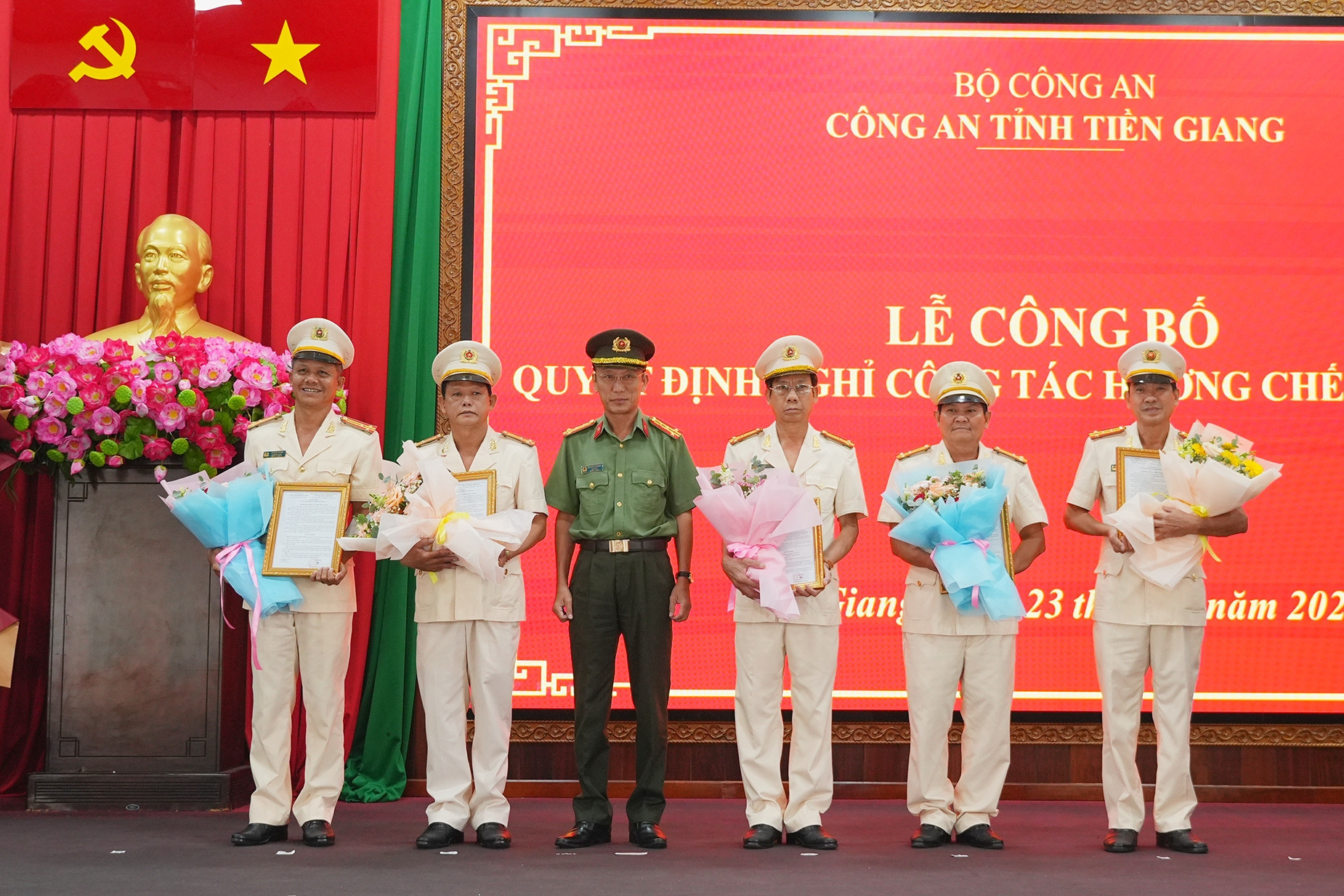 121 lãnh đạo, cán bộ Công an tỉnh Tiền Giang nghỉ hưu trước tuổi