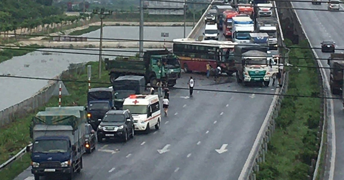 3 ô tô tông liên hoàn trên cao tốc Cao Bồ - Mai Sơn