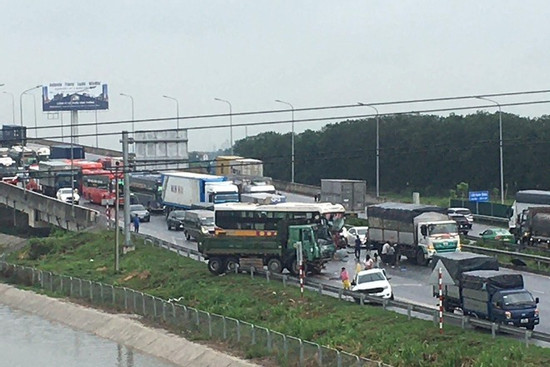 Bản tin cuối ngày 23/5: 3 ô tô tông liên hoàn trên cao tốc Cao Bồ - Mai Sơn