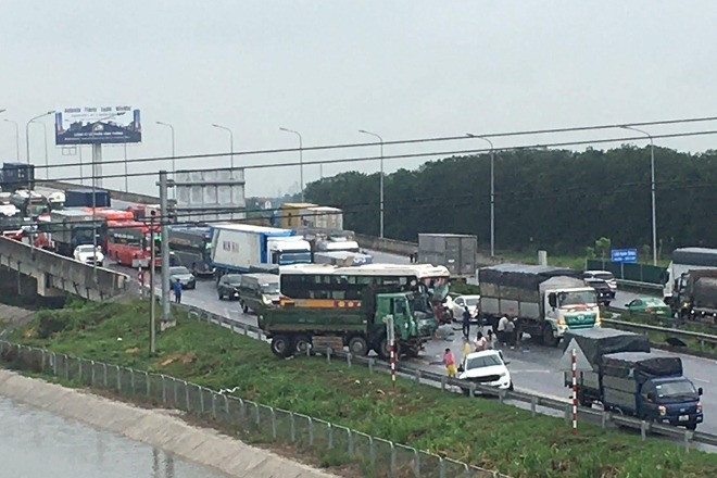 3 ô tô tông liên hoàn trên cao tốc Cao Bồ - Mai Sơn