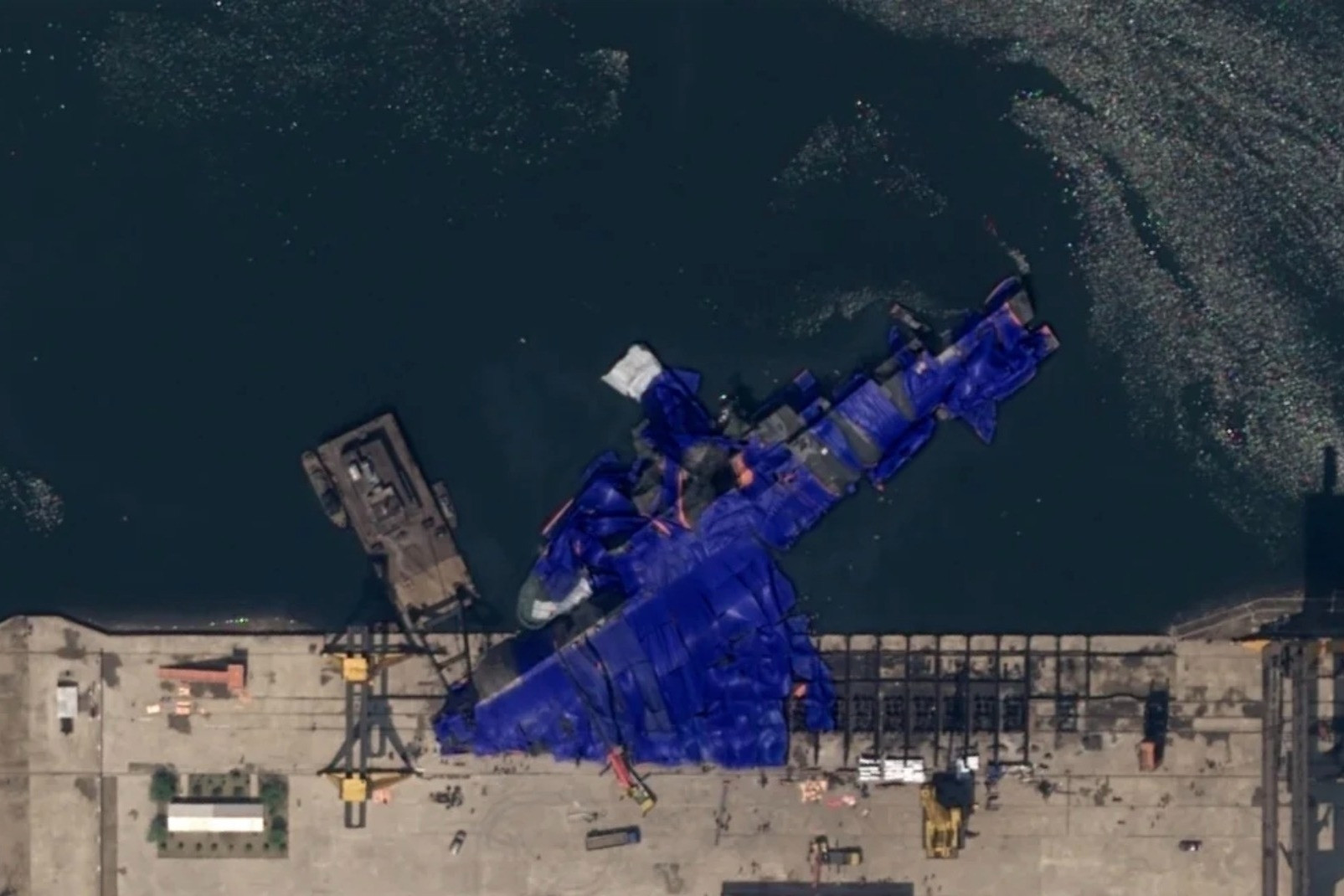 Ảnh vệ tinh cho thấy tàu chiến mới của Triều Tiên bị lật úp