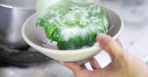Bún cá sữa lạ mắt lạ miệng, khách từ e dè thành “nghiện”