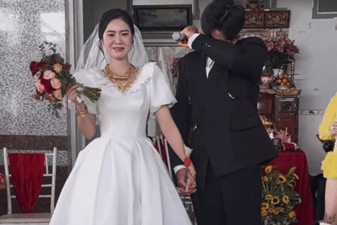 Chú rể Vĩnh Long khóc như mưa khi mẹ vợ trao con gái trên sân khấu cưới