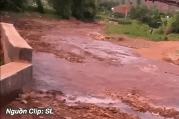 Clip ghi lại phút nước lũ dâng nhanh chóng mặt khiến nhiều người thót tim