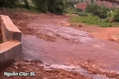 Clip ghi lại phút nước lũ dâng nhanh chóng mặt khiến nhiều người thót tim