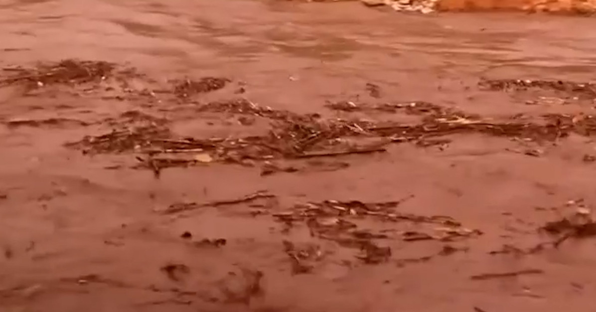 Clip lũ quét tràn qua suối, nước dâng nhanh chóng mặt ở Sơn La