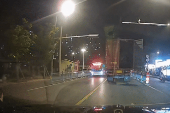 Cửa thùng xe container bật tung giữa phố đông đúc, người đi đường 'nín thở'