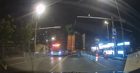 Cửa thùng xe container bật tung giữa phố đông đúc, người đi đường 'nín thở'