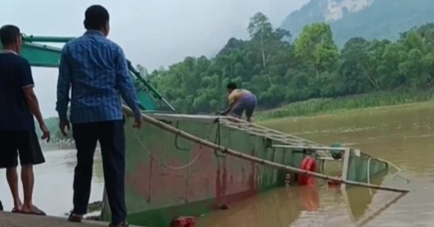 Đò chở 10 học sinh bị lật trên sông Mã