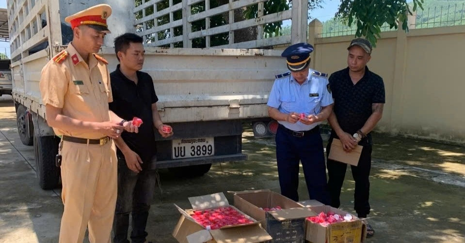 Dừng xe tải nhiều nghi vấn, cảnh sát phát hiện 1.200 lọ kem dưỡng da không nguồn gốc