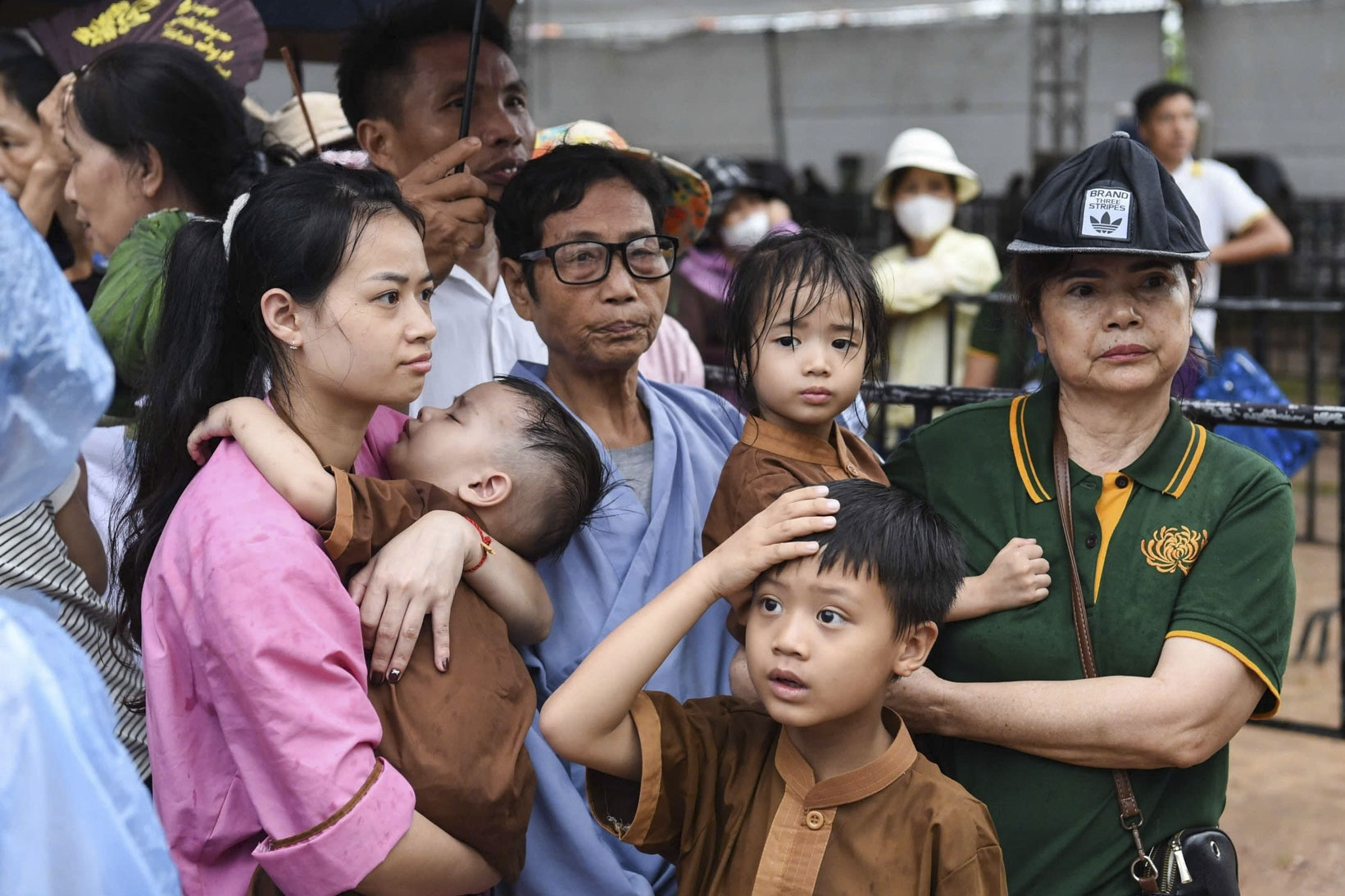Em bé trên vai mẹ, cụ già trong tay tình nguyện viên đến chiêm bái xá lợi Phật