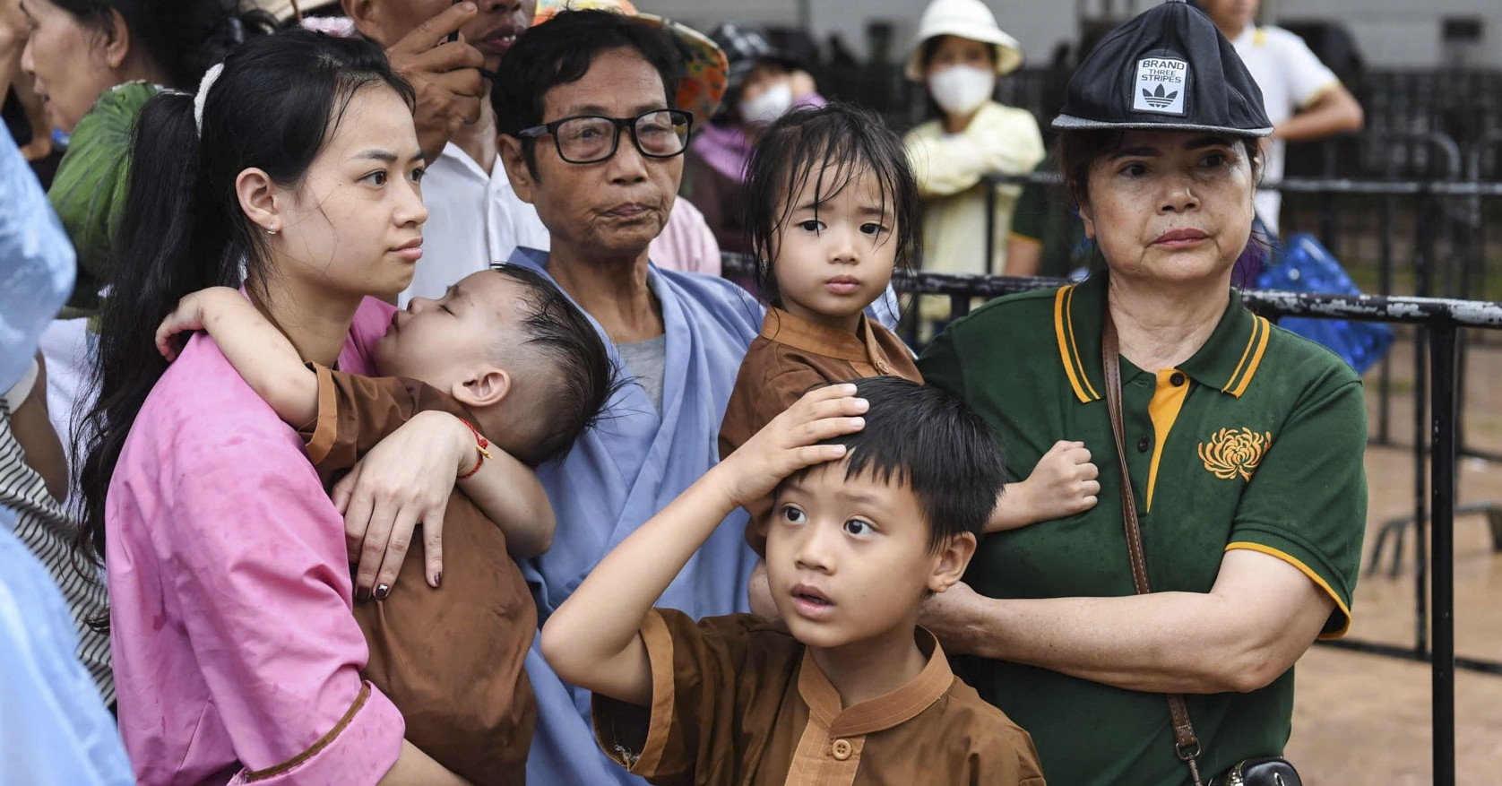 Em bé trên vai mẹ, cụ già trong tay tình nguyện viên đến chiêm bái xá lợi Phật