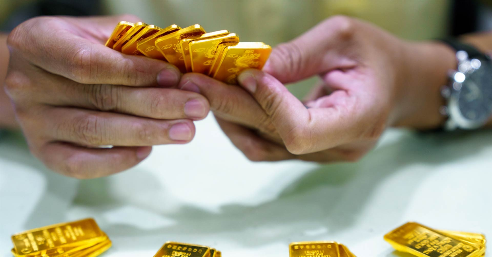 Giá vàng quay đầu giảm nửa triệu mỗi lượng