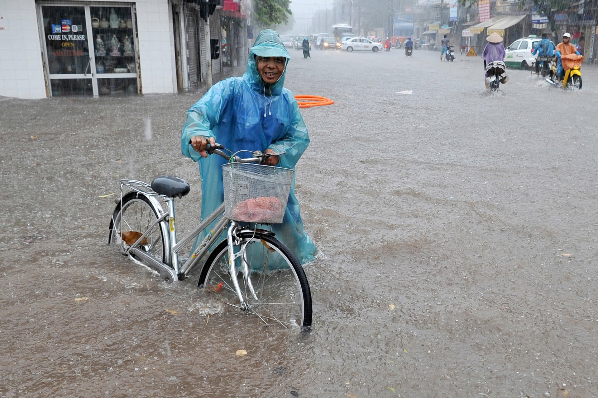 Hà Nội bắt đầu mưa lớn tầm tã, điểm tên gần 100 tuyến phố nguy cơ ngập lụt