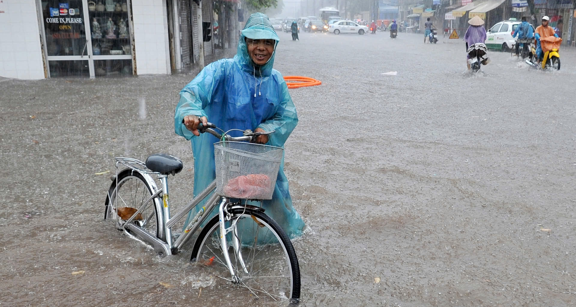 Hà Nội bắt đầu mưa lớn tầm tã, điểm tên gần 100...