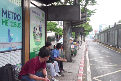 Hàng loạt nhà chờ xe buýt hư hỏng, nhếch nhác, bị chiếm dụng tại TPHCM
