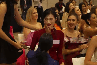 Hoa hậu Ý Nhi khóc nức nở ở Miss World 2025