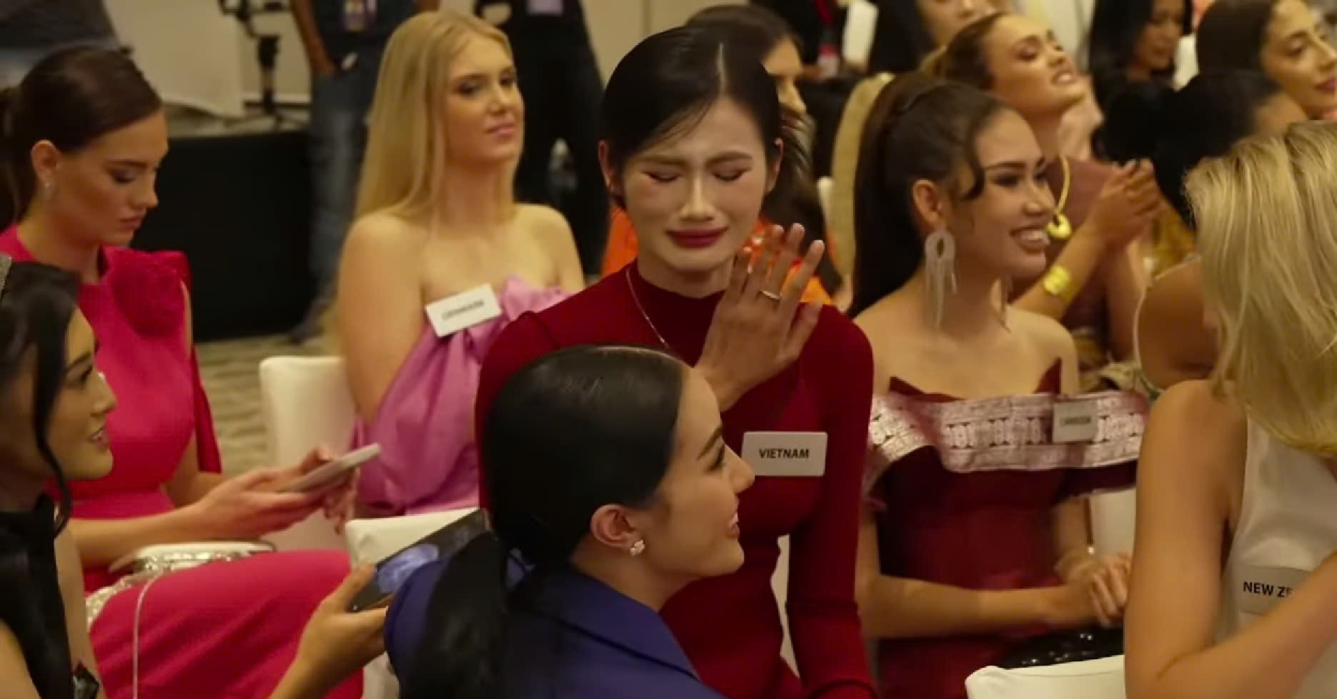 Hoa hậu Ý Nhi khóc nức nở ở Miss World 2025