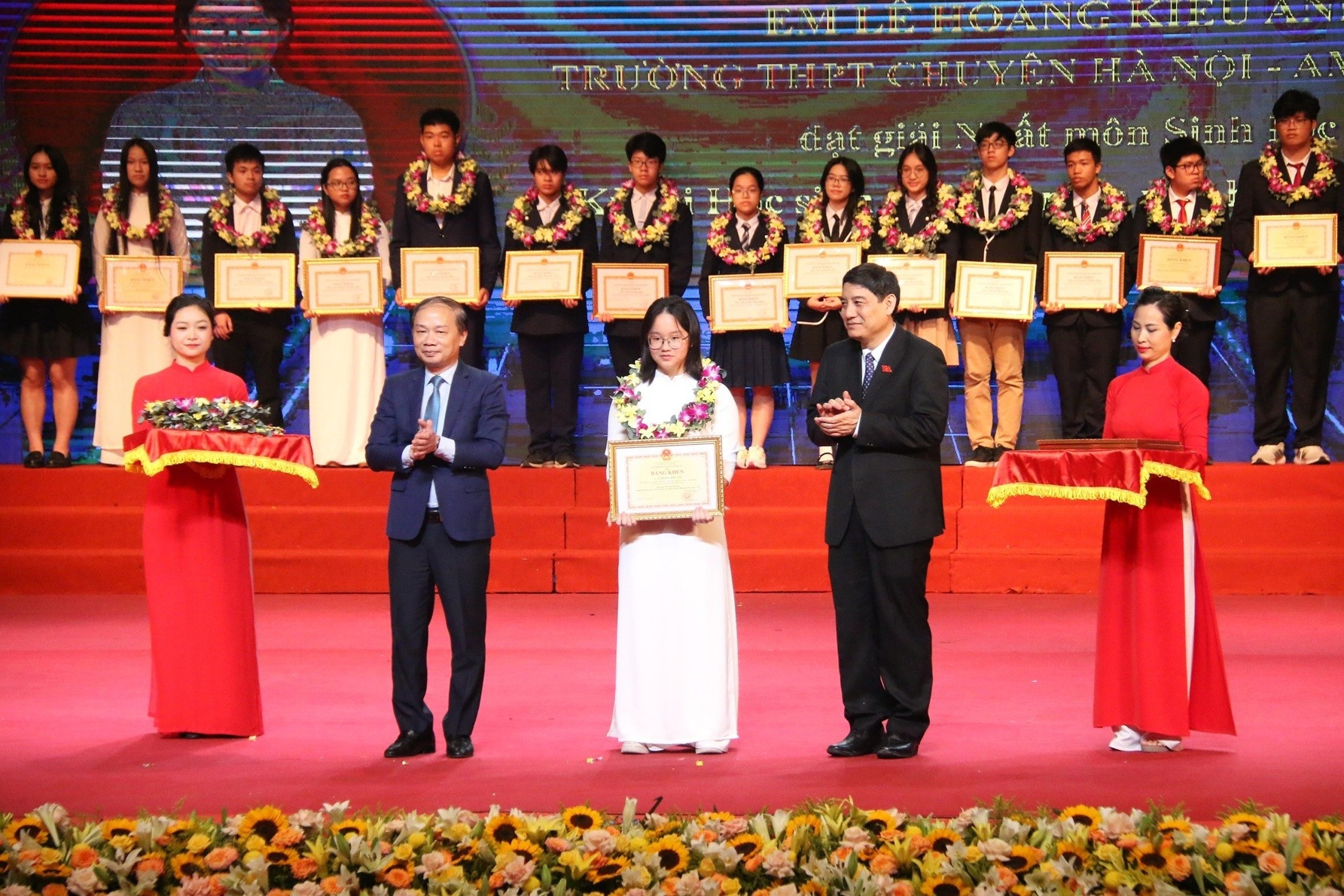 Hơn 850 học sinh Hà Nội cúi đầu cảm ơn cha mẹ trong lễ tuyên dương