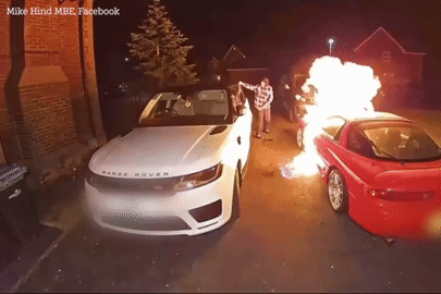 Huấn luyện viên thể hình khoả thân truy đuổi kẻ phóng hoả đốt 3 ô tô trước cửa nhà