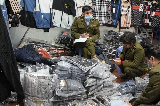 Mới thấy 'bóng dáng' đoàn kiểm tra, cả chợ hàng giả đã đồng loạt đóng cửa