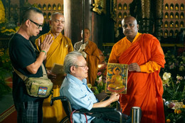 Món quà bất ngờ của tăng sĩ Ấn Độ tặng người đàn ông ngồi xe lăn ở chùa Bái Đính