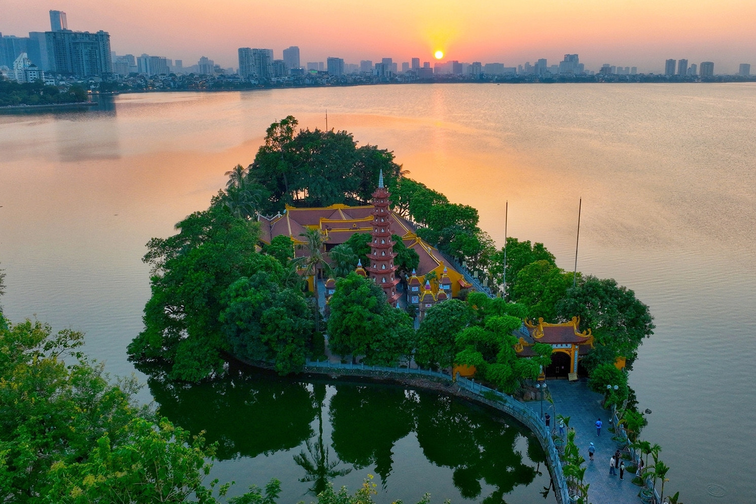 Ngôi chùa cổ nhất Hà Nội tọa lạc trên đảo nào giữa Hồ Tây?