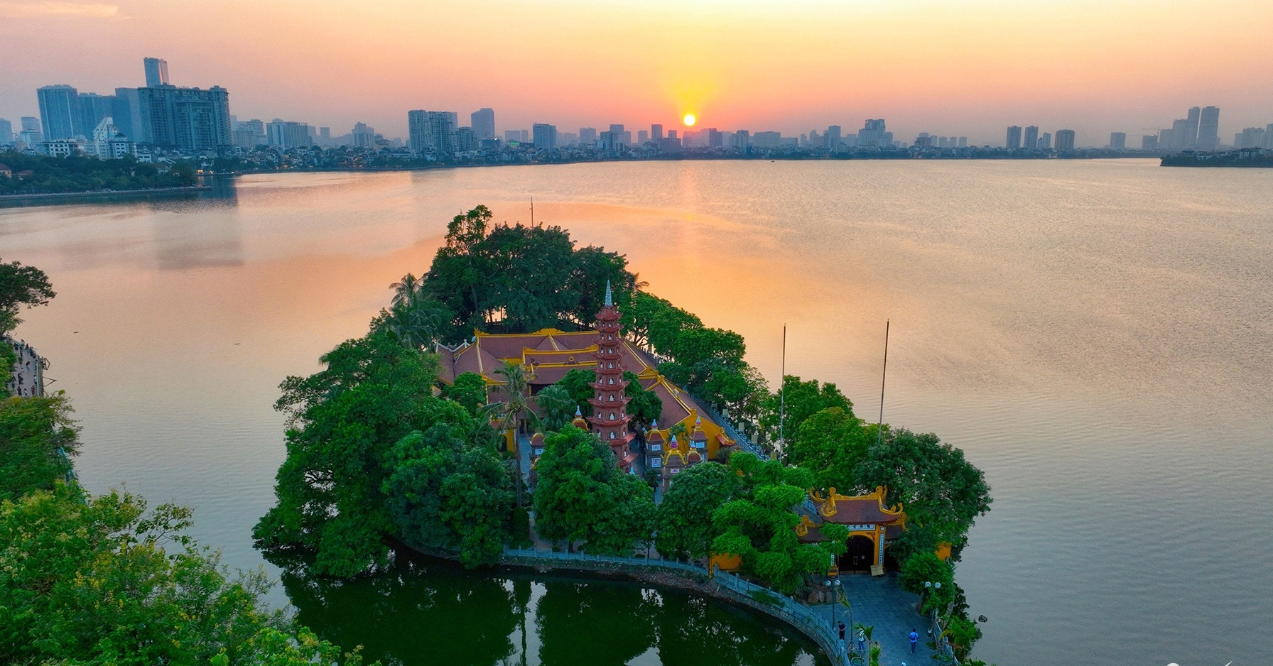 Ngôi chùa cổ nhất Hà Nội tọa lạc trên đảo nào giữa Hồ Tây?