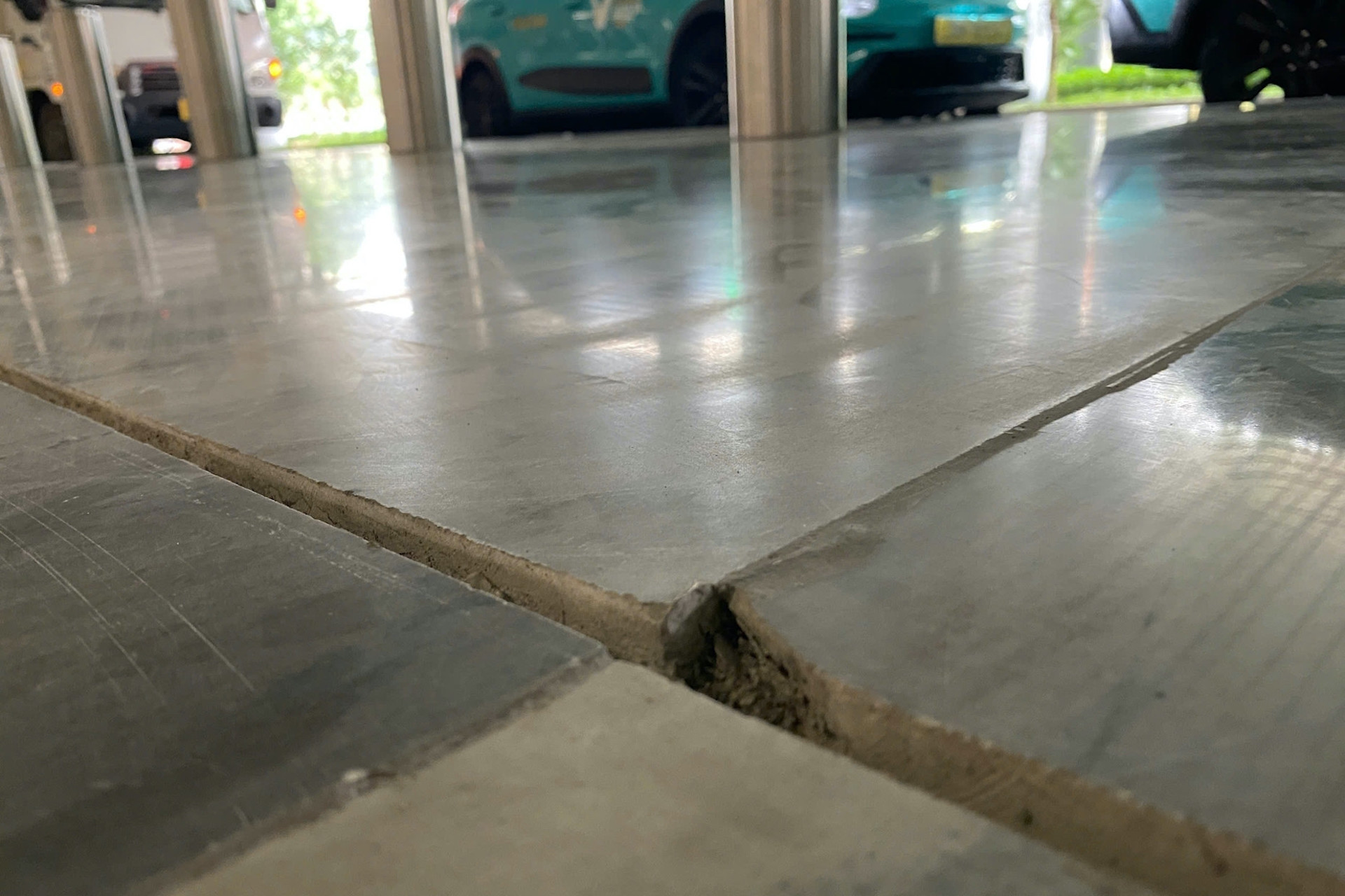 Nhà ga T3 Tân Sơn Nhất hết dột mái đến hở sàn: Ai là nhà thầu thi công?