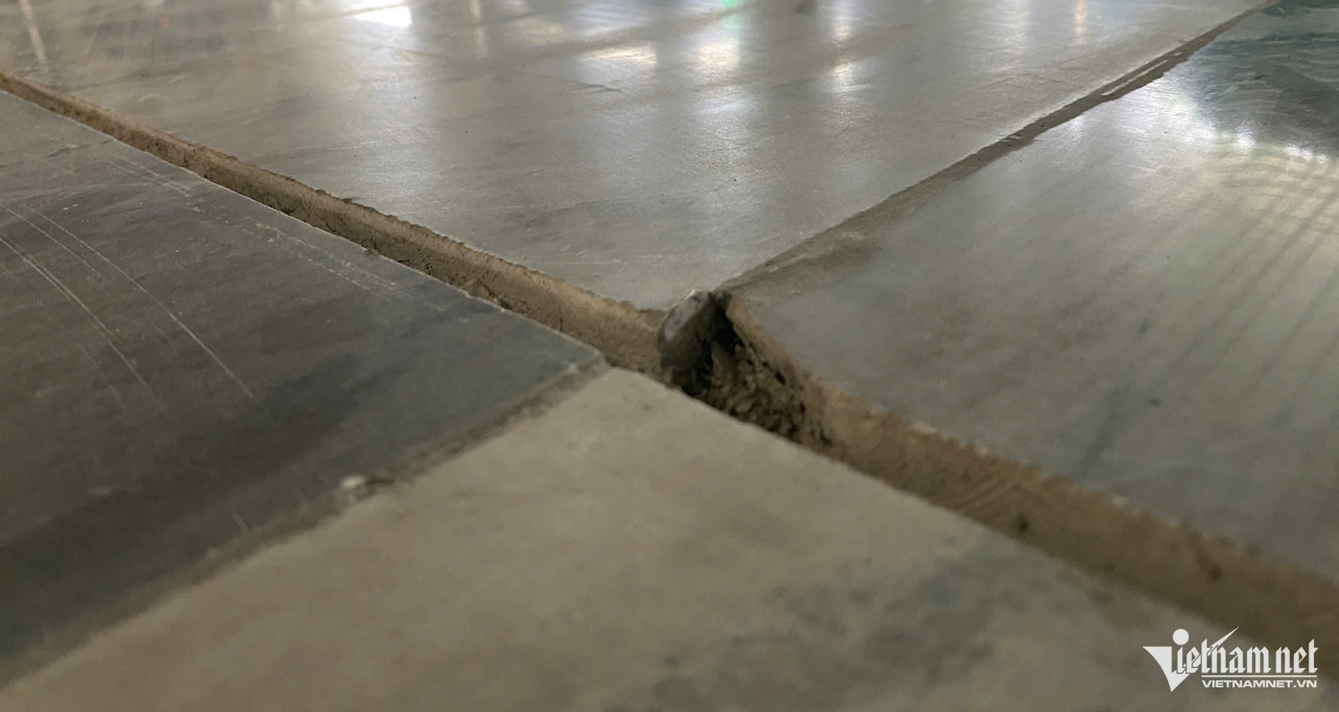 Nhà ga T3 Tân Sơn Nhất hết dột mái đến hở sàn: Ai là nhà thầu thi công?