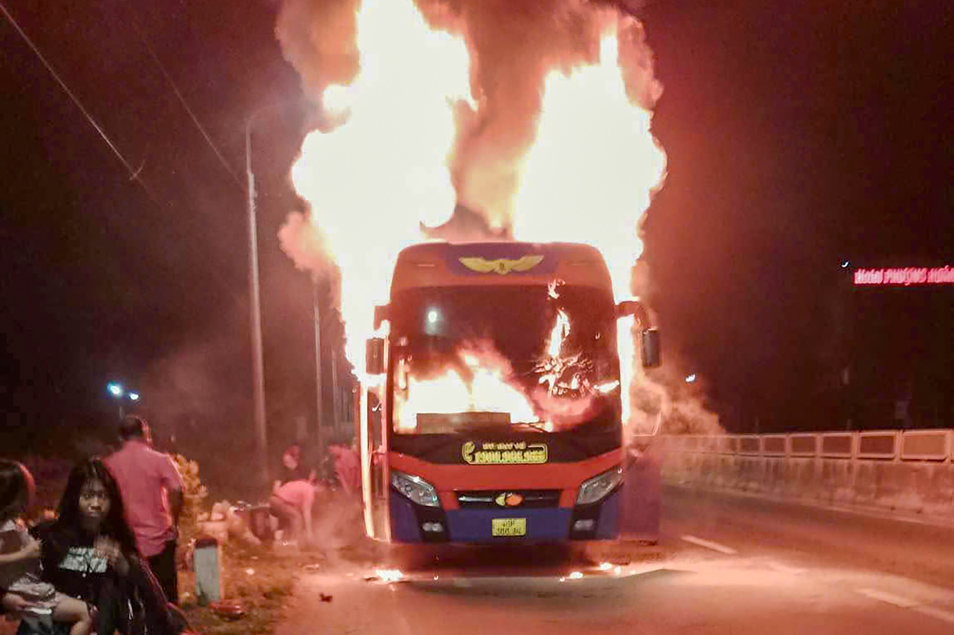 Ô tô khách chở hàng chục người cháy trên quốc lộ 1 qua tỉnh Khánh Hòa .jpg