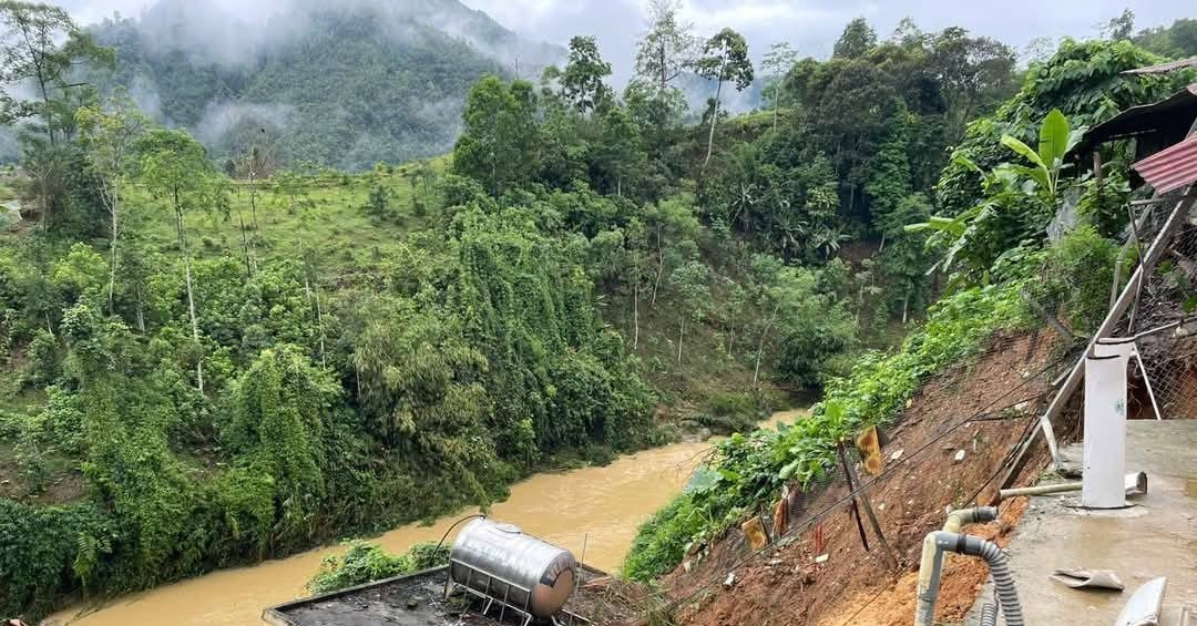 Ô tô ngập trong biển nước, nhà vệ sinh trường học sạt lở xuống suối ở Tuyên Quang