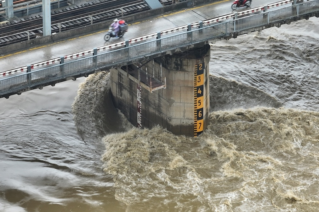 Thủ tướng yêu cầu tuyệt đối không để gián đoạn trong ứng phó mưa lũ khi kết thúc cấp huyện