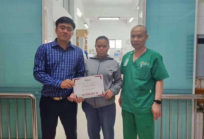 Trao hơn 52 triệu đồng của bạn đọc ủng hộ gia đình em Bùi Văn Đạo