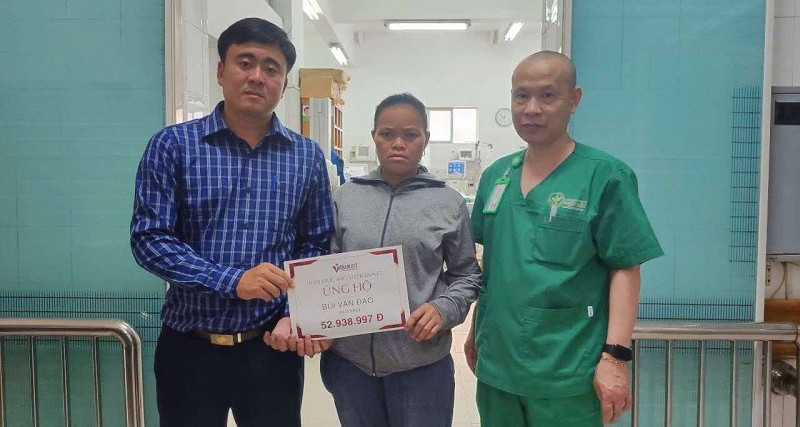 Trao hơn 52 triệu đồng của bạn đọc ủng hộ gia đình em Bùi Văn Đạo
