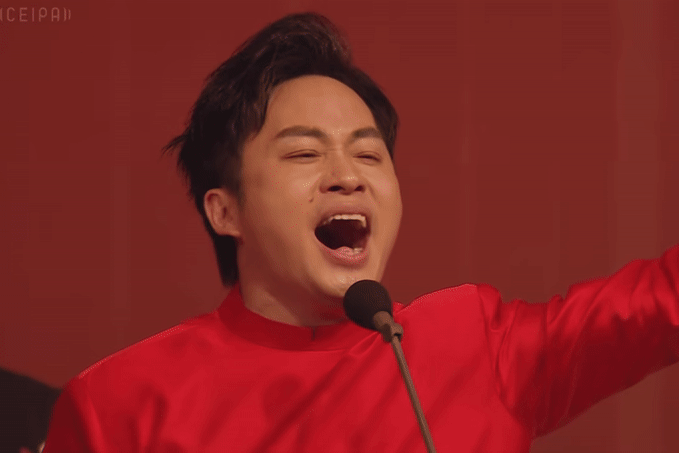Tùng Dương hát vang 'Một vòng Việt Nam' khi nhận Giải thưởng Đặc biệt quốc tế