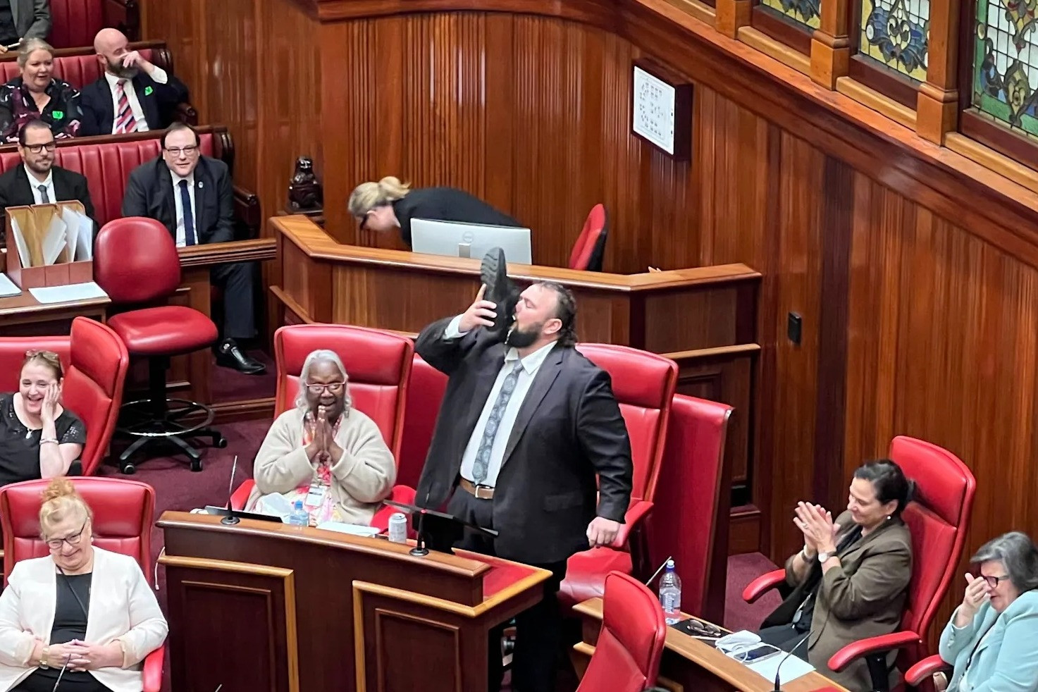 Uống bia bằng giầy. Ảnh: WAToday