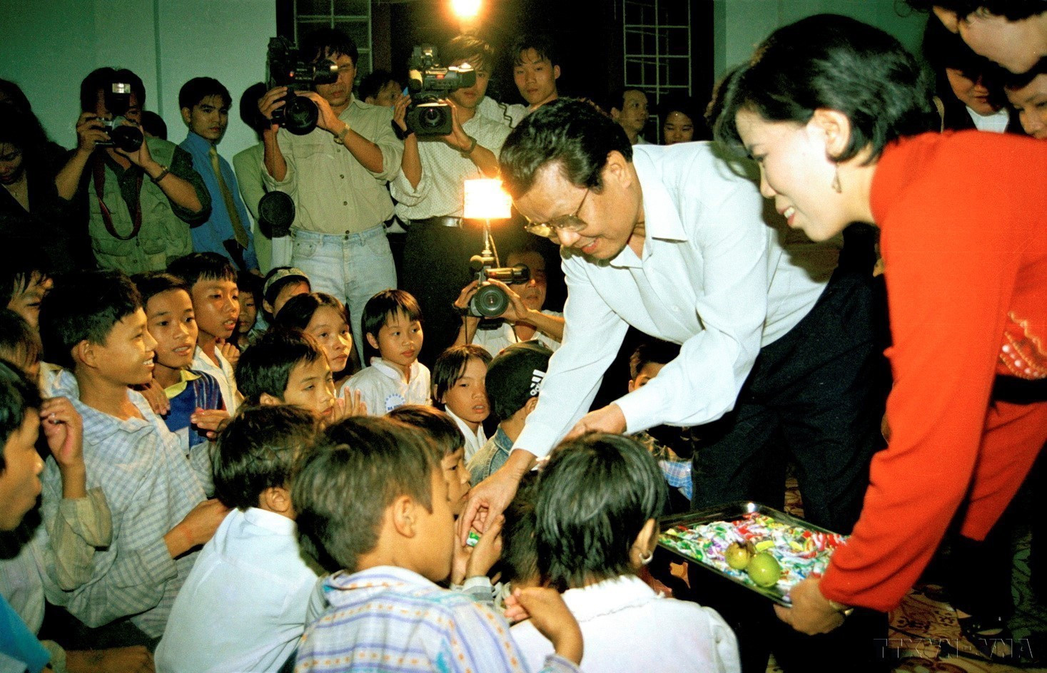 vna potal dong chi tran duc luong nha lanh dao het long phuc vu su nghiep cach mang cua dang cua dan toc 8046277 2470 3905.jpg.jpeg