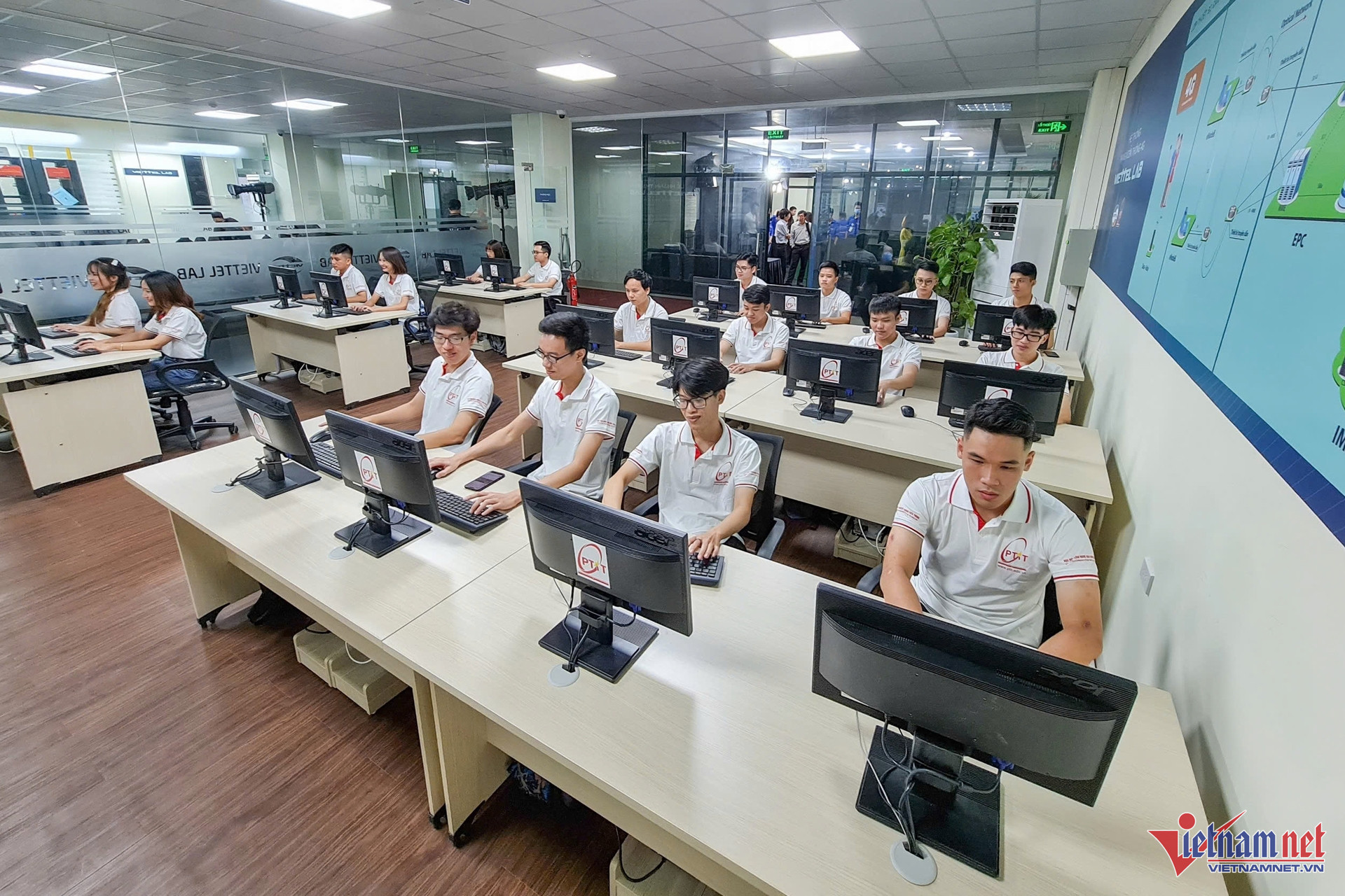 W-sinh vien cong nghe ptit 1 1.jpg