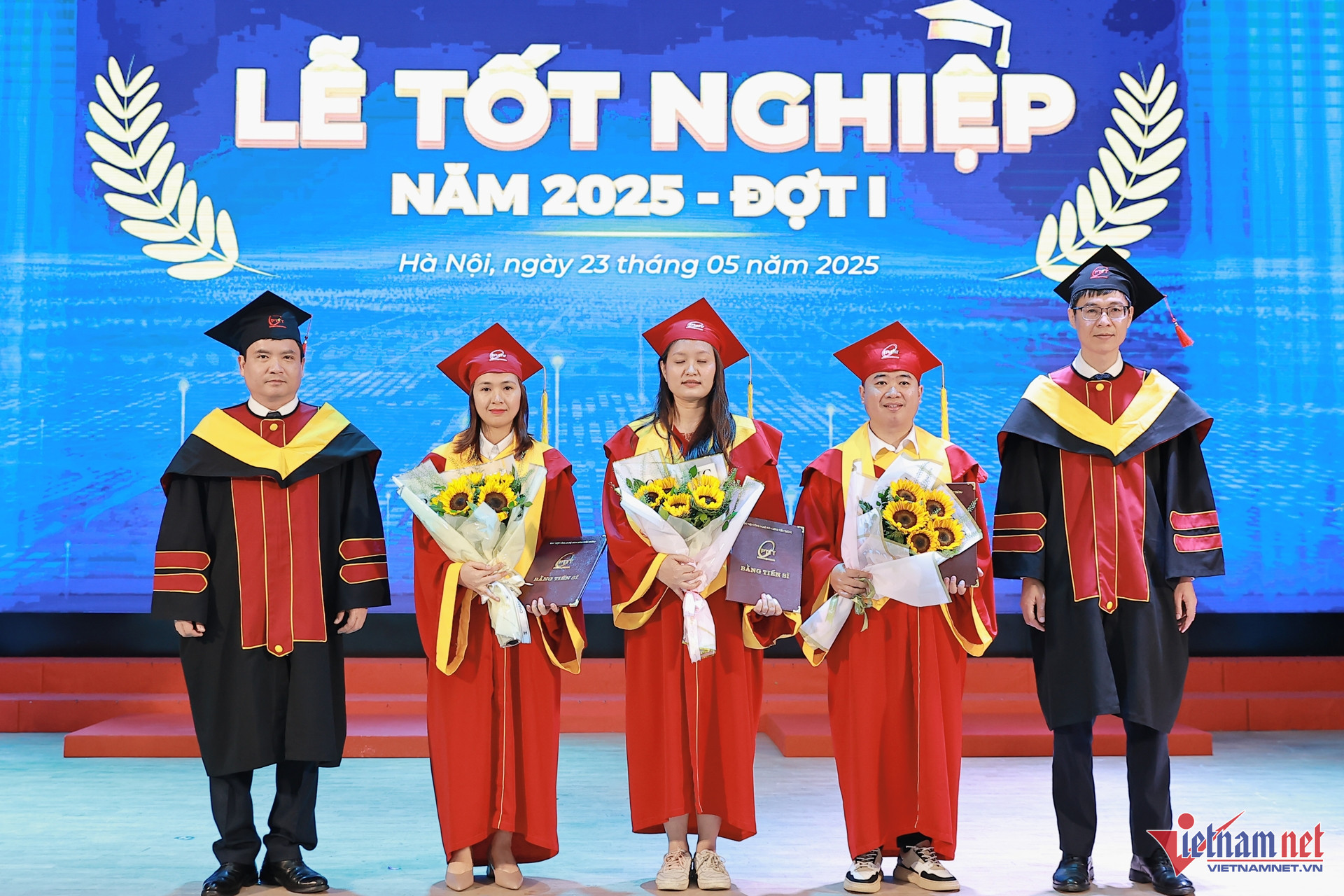 W-trao bang tien si.jpg