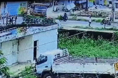 Xe buýt bất ngờ mất lái, húc văng 2 xe máy khiến nhiều người thương vong