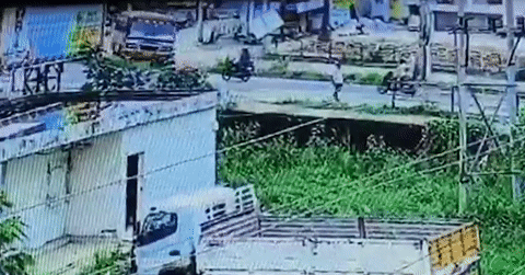Xe buýt bất ngờ mất lái, húc văng 2 xe máy trên đường khiến 1 người thiệt mạng