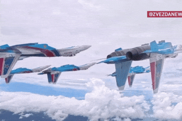 Xem phi đội Su-35S của Nga nhào lộn trên không ở Malaysia
