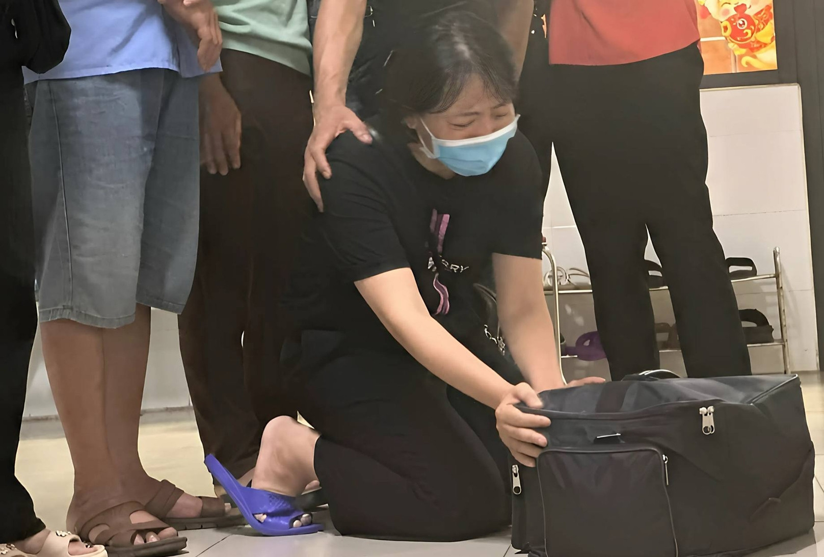 Y bác sĩ khóc khi điều dưỡng quỳ gối trước 'món quà' từ người chồng vắn số