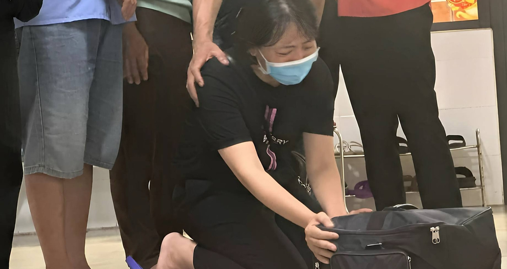 Y bác sĩ khóc khi điều dưỡng quỳ gối trước "món quà" từ người chồng vắn số