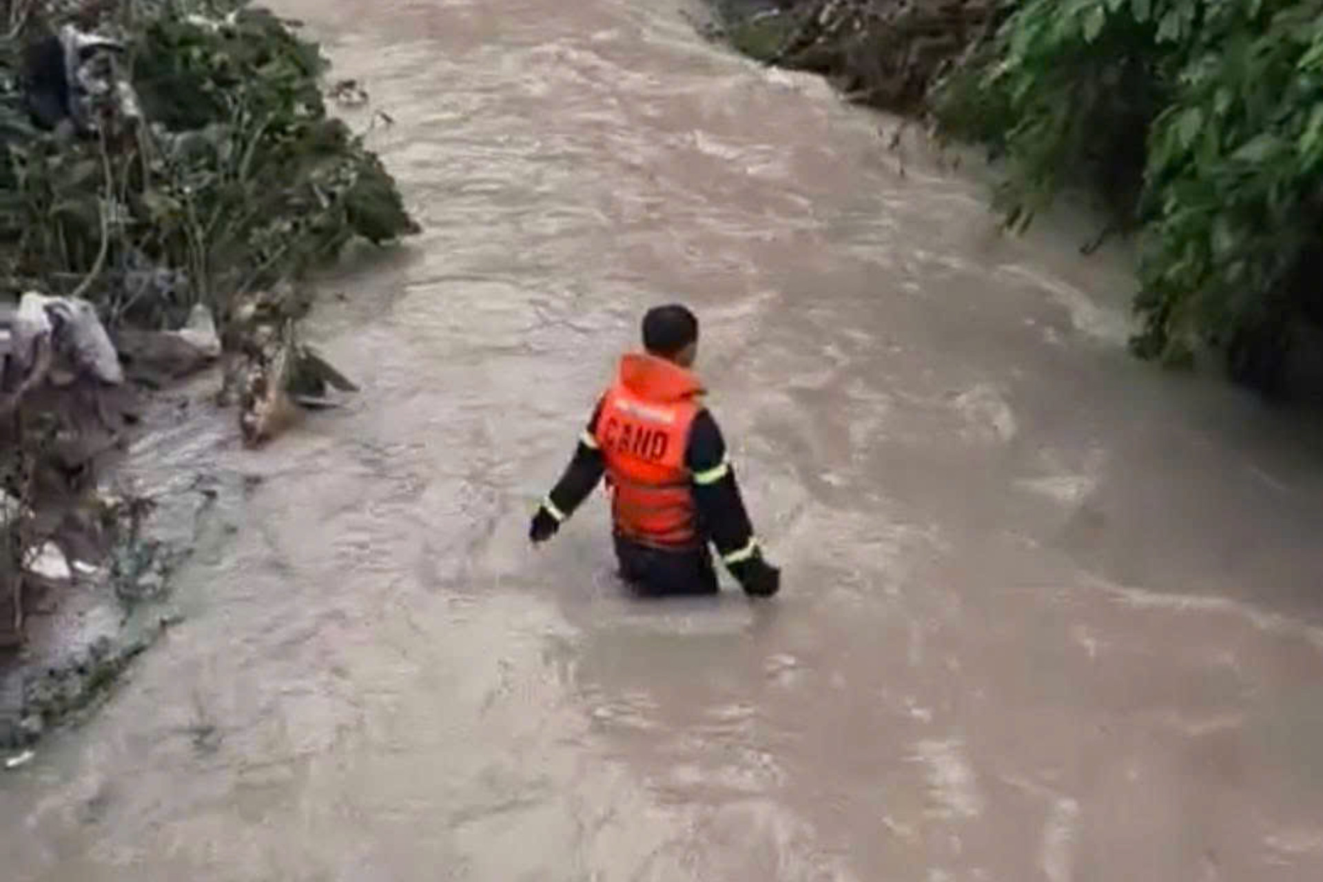 Bản tin chiều 24/5: Tìm kiếm bé gái 11 tuổi nghi bị nước cuốn ở Đồng Nai