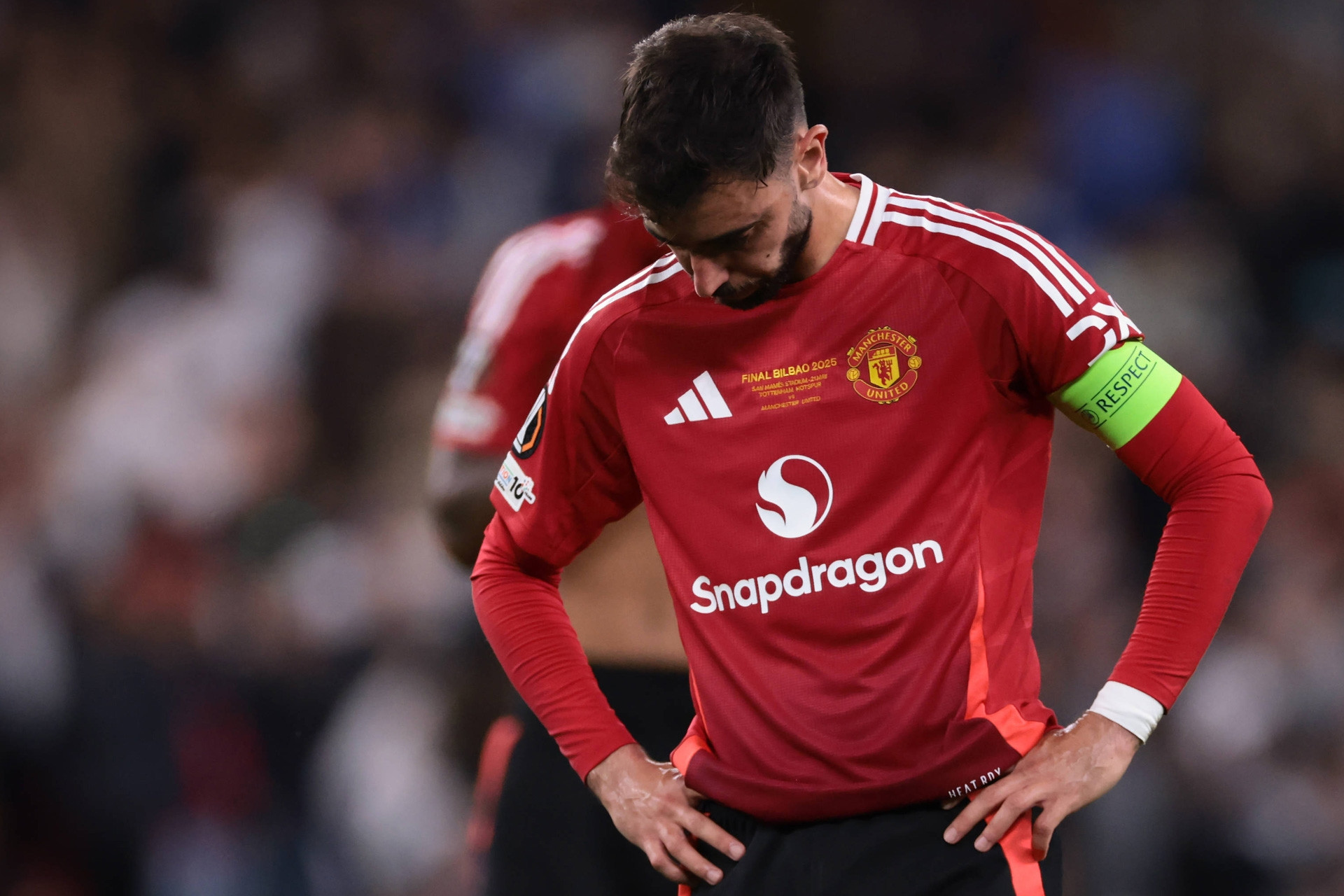 Al Hilal chồng tiền mua Bruno Fernandes