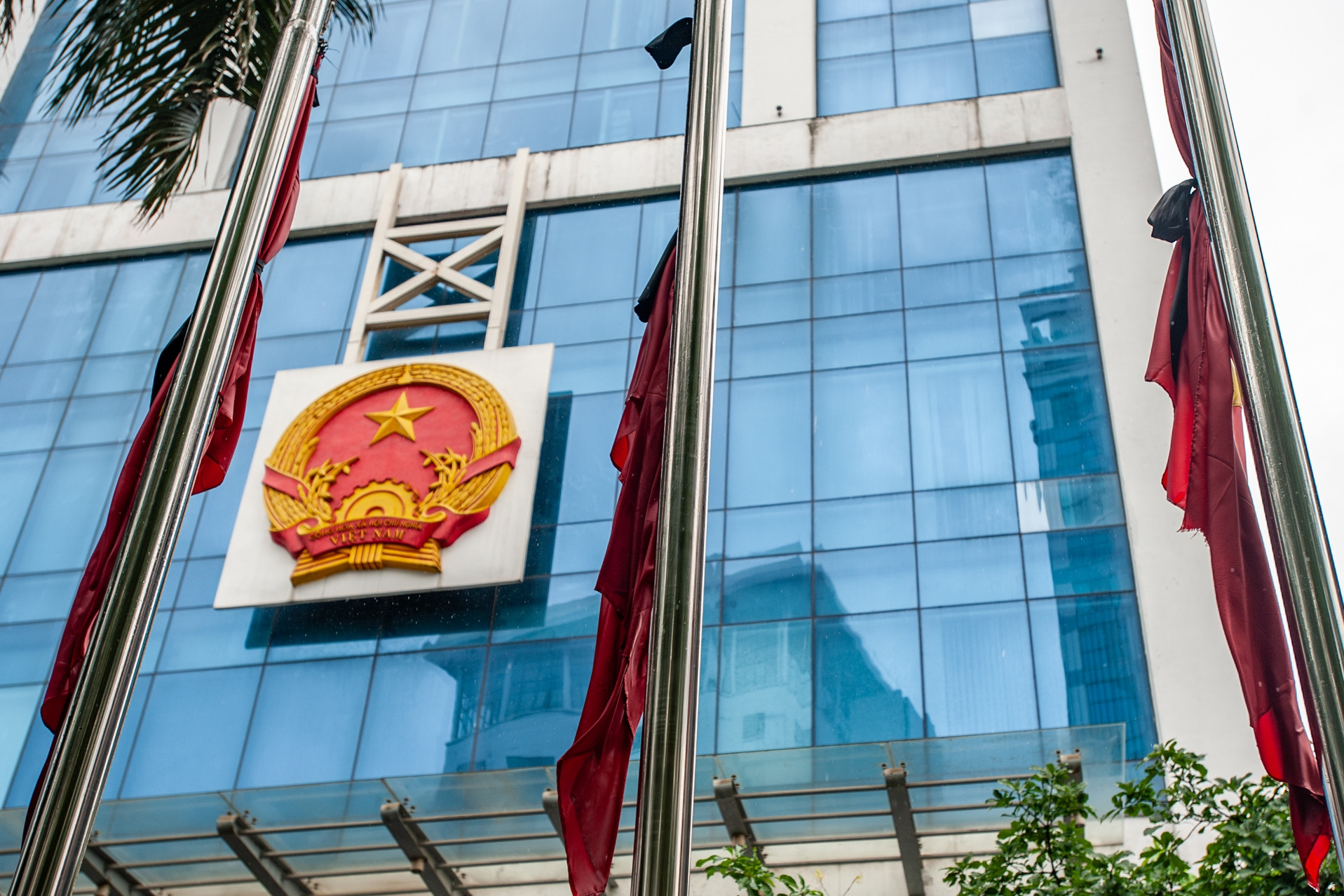 Các tòa nhà đồng loạt treo cờ rủ tưởng niệm nguyên Chủ tịch nước Trần Đức Lương